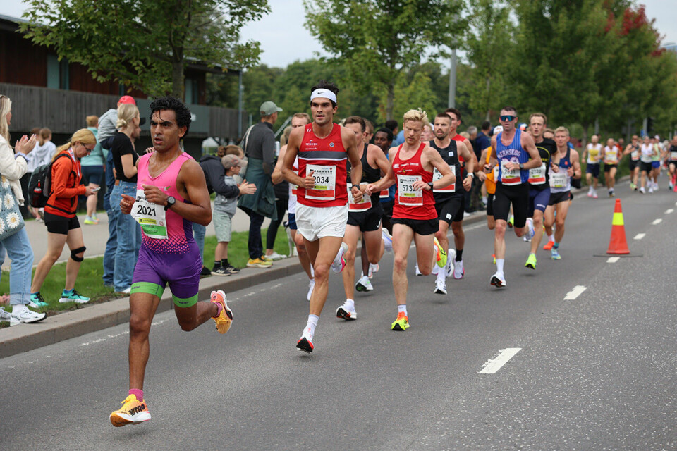 Senay Fissehatsion vant både 5 km og halvmaraton i Drammen et-av-togene.jpg