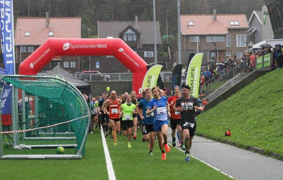 Starten for tredjeutgaven av Sandnes Halvmaraton har akkurat gått. (Foto: Ingolf Dale) Starten for tredjeutgaven av Sandnes Halvmaraton har akkurat gått. (Foto: Ingolf Dale)