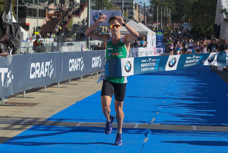 Ådne Andersen løper inn til klar og overraskende seier på halvmaraton. (Foto: Per Inge Østmoen) Ådne Andersen løper inn til klar og overraskende seier på halvmaraton. (Foto: Per Inge Østmoen)