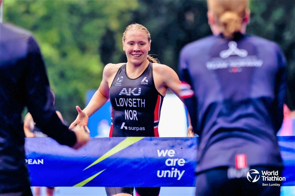 Norsk storeslem i europalekene i triatlon Solveig Løvseth i mål på stafett.jpg