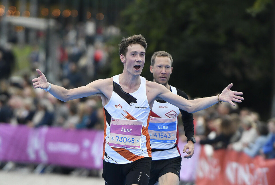 Trippelvinner Ådne Skogsbakken på vei mot mål etter maratonløper. Senere på dagen fulgte halvmaraton og 10 km. (Foto: Bjørn Johannessen) Trippelvinner Ådne Skogsbakken på vei mot mål etter maratonløper. Senere på dagen fulgte halvmaraton og 10 km. (Foto: Bjørn Johannessen)