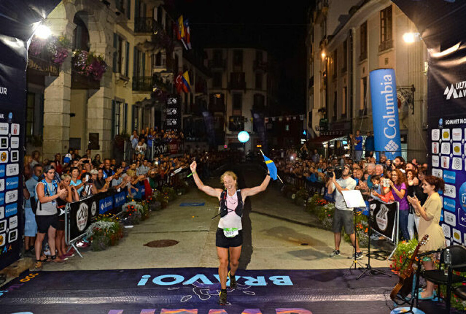 Svenske Mimmi Kotka kunne juble for seieren etter å ha løpt de 101 kilometerne fra Courmayeur til Chamonix. (Foto: Pascal Tournaire, © UTMB®) Svenske Mimmi Kotka kunne juble for seieren etter å ha løpt de 101 kilometerne fra Courmayeur til Chamonix. (Foto: Pascal Tournaire, © UTMB®)