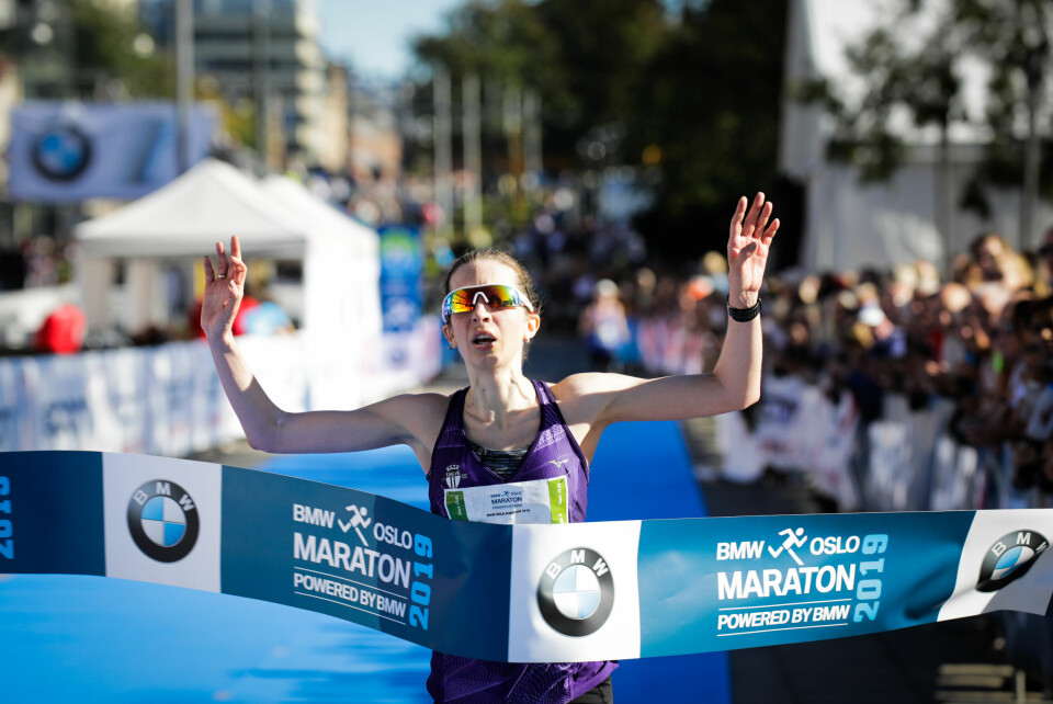 1500-meterløper Ådne Andersen debuterte på halvmaraton med seier Annie_Bersagel_målgang_arrfoto_Erik_Førde.jpg