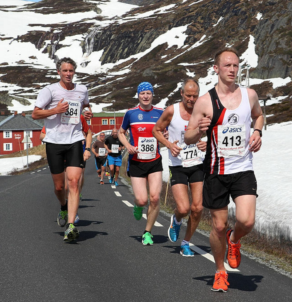 Fjellmaraton fra start til mål med 98 solskinnsbilder! Bygdin_mange_menn_A20G6553.jpg
