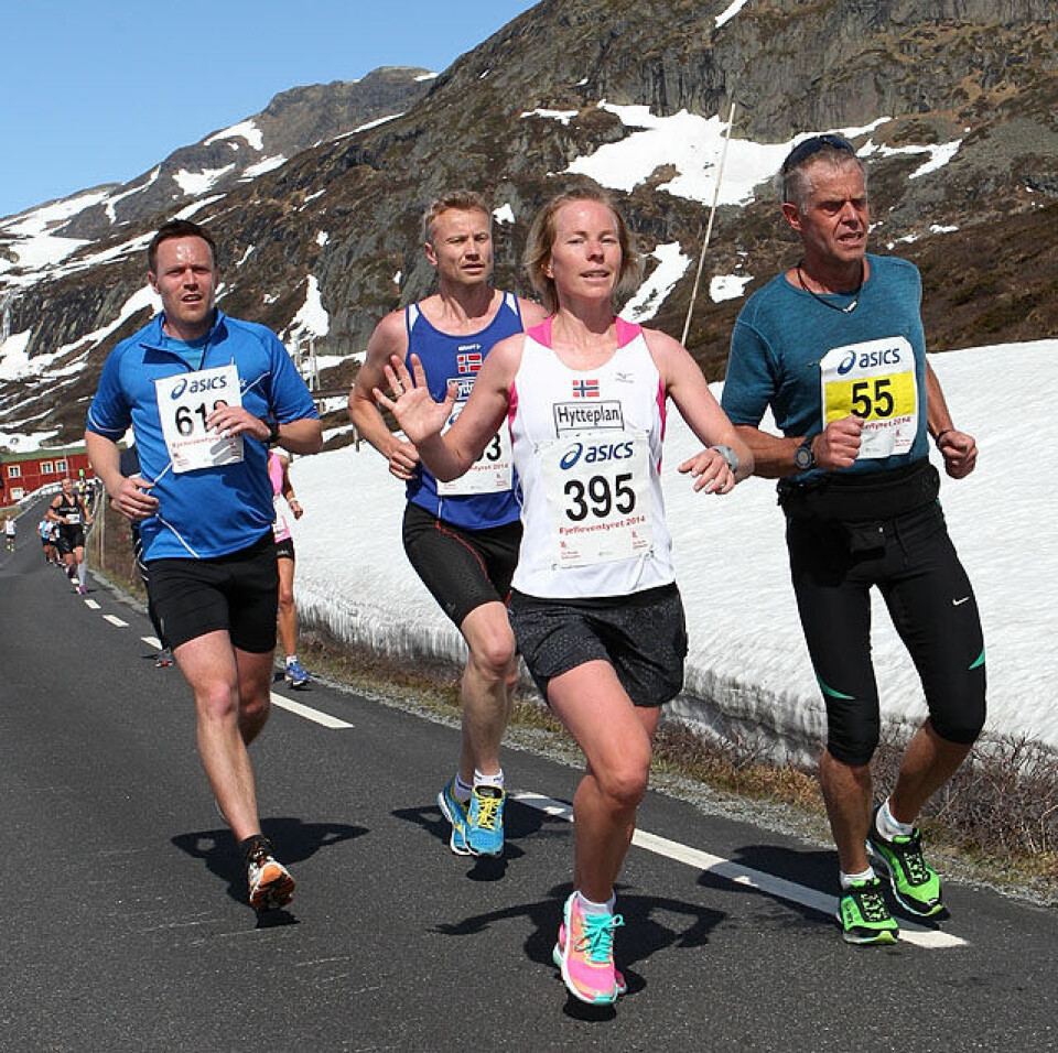 Fjellmaraton fra start til mål med 98 solskinnsbilder! Aase_Klinkenberg_med_flere_Bygdin_A20G6579.jpg