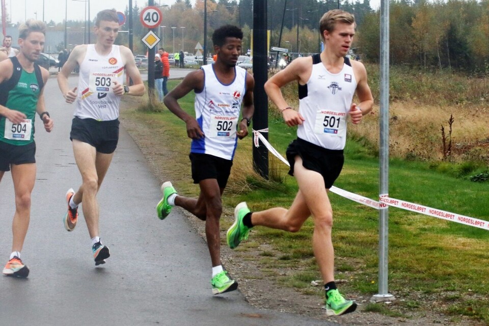 Vienna Søyland Dahle og Marius Vedvik tok NM-titlene på halvmaraton Sigurd Rud Skjeseth i tet fra start.jpg