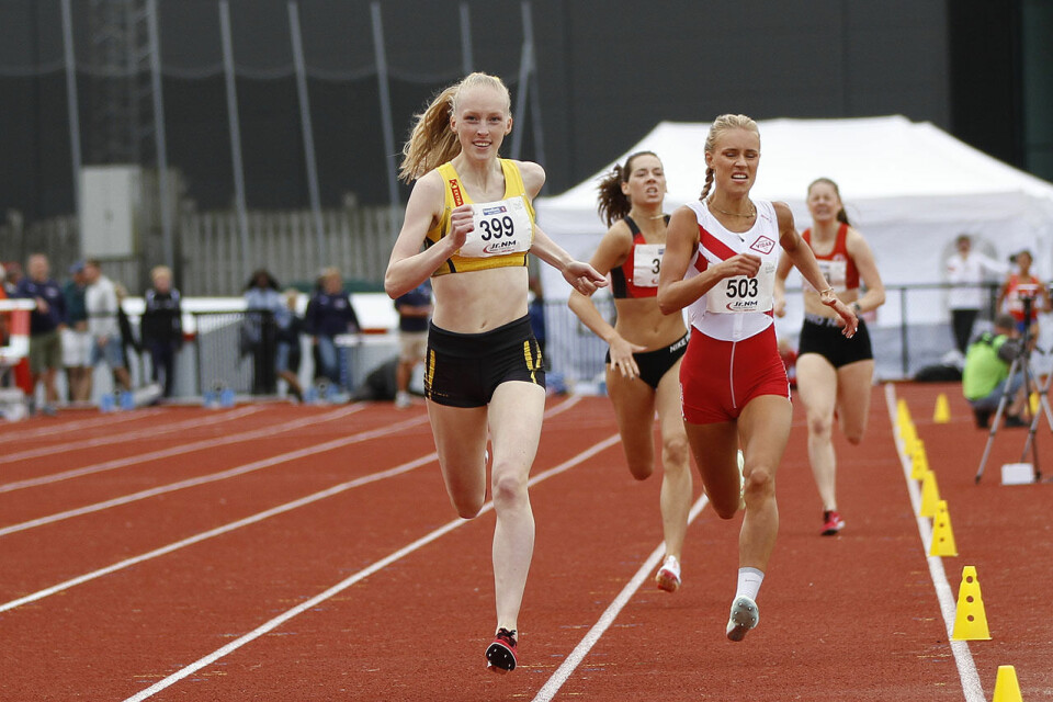 Grethe Tyldum spurter fra Pernille Karlsen Antonsen på 800 meter. (Foto Dag Eliassen) Grethe Tyldum spurter fra Pernille Karlsen Antonsen på 800 meter. (Foto Dag Eliassen)