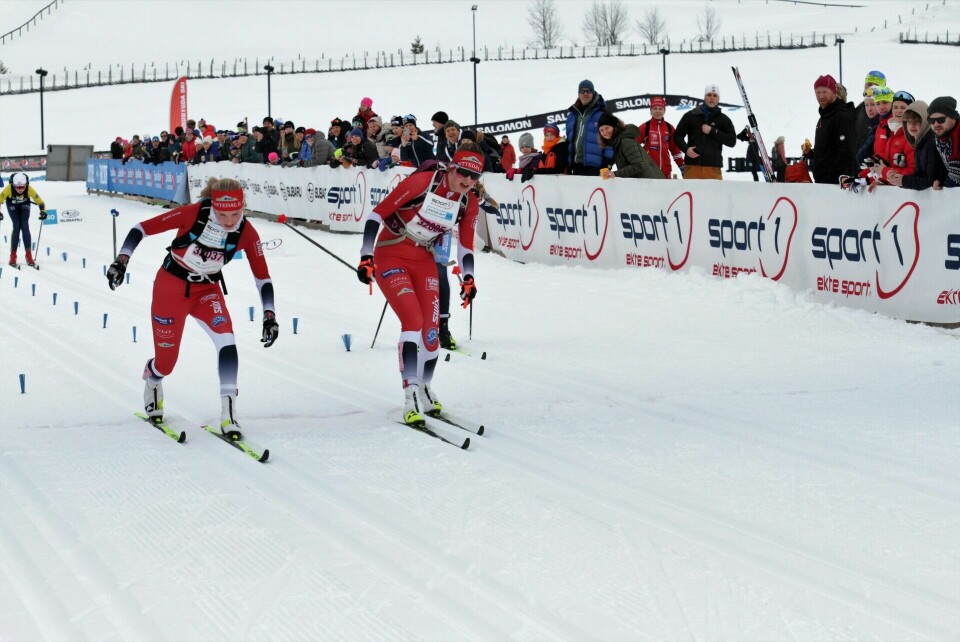 Fotofinish i eldste jenteklasse (J16) der Eline Skaar (32007) er tidelen foran lagvenninnen i Nittedal IL, Oda Skari. Mia Fergestad fra Koll IL (skjult bak Oda Skari) ble sekundet bak på 3. plass. (Foto: Finn Olsen) Fotofinish i eldste jenteklasse (J16) der Eline Skaar (32007) er tidelen foran lagvenninnen i Nittedal IL, Oda Skari. Mia Fergestad fra Koll IL(skjult bak Skari) ble sekundet bak på 3. plassen. (Foto: Finn Olsen)