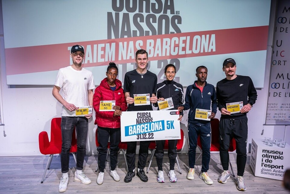 I Barcelona: Tre stykker Ingebrigtsens og fjorårsvinneren Taye Ejgayehu (nr. 50), som da satte verdensrekord med 14.19 på 5 km for damer, Neste dame er favoritten på 10 km, spanske Marta Galimani og så nestfavoritten på 5 km etter Jakob, Adisu Girma fra Etiopia, på pressekonferansen for Cursa dels Nassos. (Foto: arrangøren) I Barcelona: Tre stykker Ingebrigtsens og fjorårsvinneren Taye Ejgayehu (nr. 50), som da satte verdensrekord med 14.19 på 5 km for damer, Neste dame er favoritten på 10 km, spanske Marta Galimani og så nestfavoritten på 5 km etter Jakob, Adisu Girma fra Etiopia, på pressekonferansen for Cursa dels Nassos. (Foto: arrangøren)