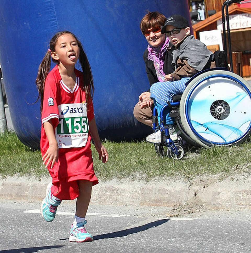 Fjellmaraton fra start til mål med 98 solskinnsbilder! Mini_lita_jente_stor_drakt_A20G7326.jpg