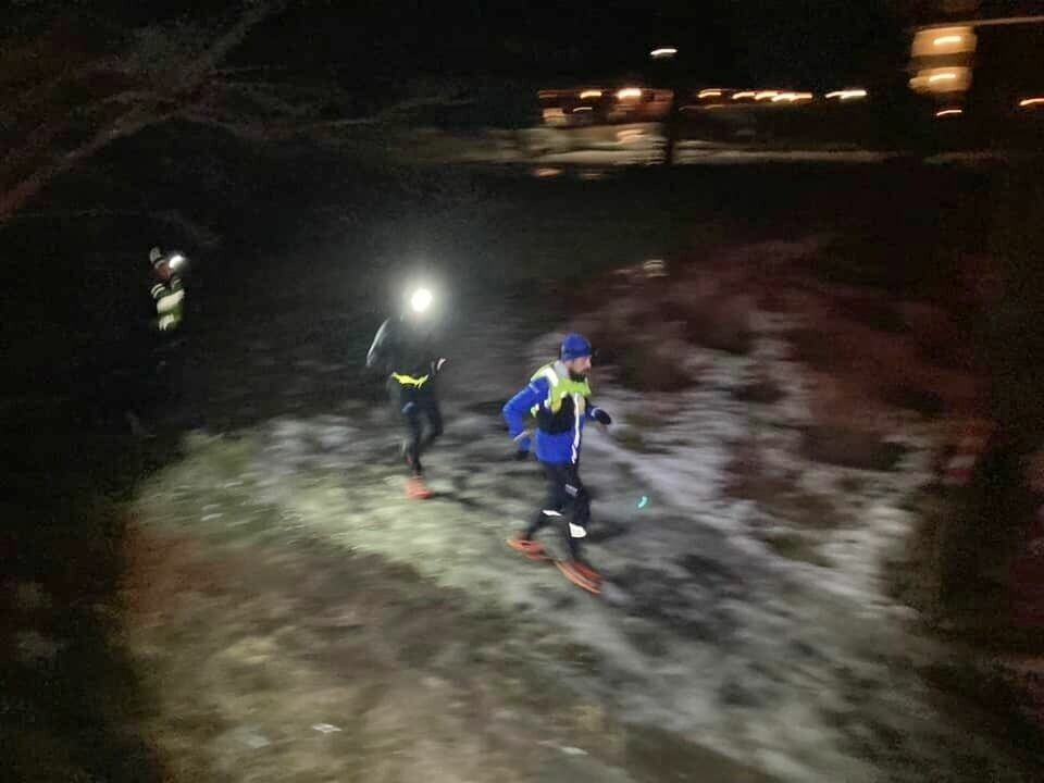 Etter 23 timer på isholka var Håkon last one standing på Ekeberg Mørkt_på_glattisen.jpg