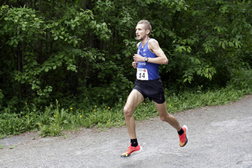 Elmer Mulleri Skalle, som representerer Lillehammr IF, ble en suveren vinner av fellesstarten i Hovemoenløpet onsdag kveld, 57 sekunder foran Åsmund Viberg fra Otra IL/Stampa Run Club. Elmer satte også ny løyperekord med tiden 16:49,7. Elmer Mulleri Skalle, som representerer Lillehammr IF, ble en suveren vinner av fellesstarten i Hovemoenløpet onsdag kveld, 57 sekunder foran Åsmund Viberg fra Otra IL/Stampa Run Club. Elmer satte også ny løyperekord med tiden 16:49,7.