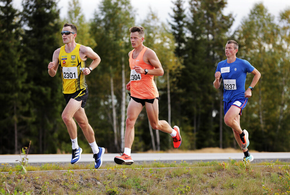 Langrennstrener Geir Endre Rogn (bakerst) har selv vært aktiv langrennsløper, men holder i dag formen ved like hovedsakelig gjennom løping. Her fra Perseløpet i september i fjor hvor han løp maraton på 2.29.37. (Foto: Bjørn Hytjanstorp) Langrennstrener Geir Endre Rogn (bakerst) har selv vært aktiv langrennsløper, men holder i dag formen ved like hovedsakelig gjennom løping. Her fra Perseløpet i september i fjor hvor han løp maraton på 2.29.37. (Foto: Bjørn Hytjanstorp)