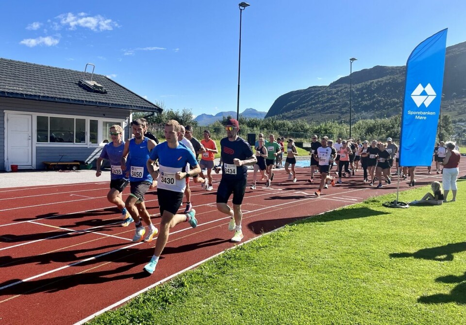 Jodi Brautaset og Håvard Berge vant halvmaraton på Hareid Halv_starten