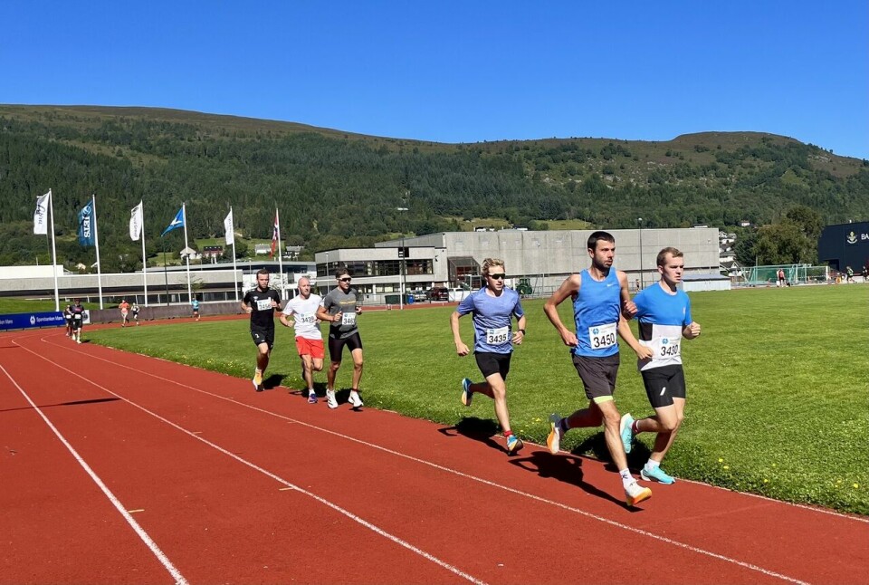 Jodi Brautaset og Håvard Berge vant halvmaraton på Hareid Halv_start2