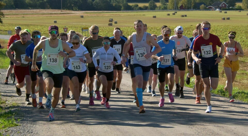 Starten har akkurat gått for 12 km med 31 løpere i feltet. (Foto Per Kr. Johansen) Starten har akkurat gått for 12 km med 31 løpere i feltet. (Foto Per Kr. Johansen)