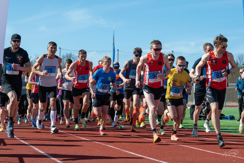 90 halvmaratonløpere ut fra start i nydelig vær. (Foto: Nomi Kristoffersen) 90 halvmaratonløpere ut fra start i nydelig vær. (Foto: Nomi Kristoffersen)