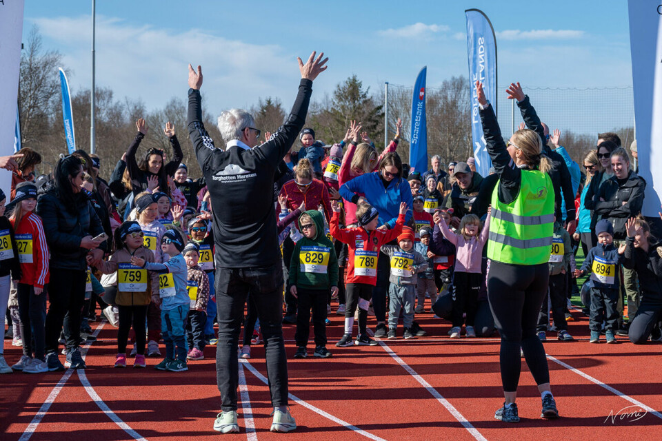 Eirik Nordvik med løyperekord i Torghatten Maraton oppvarming barnelop 105 barn 50 foreldre.jpg