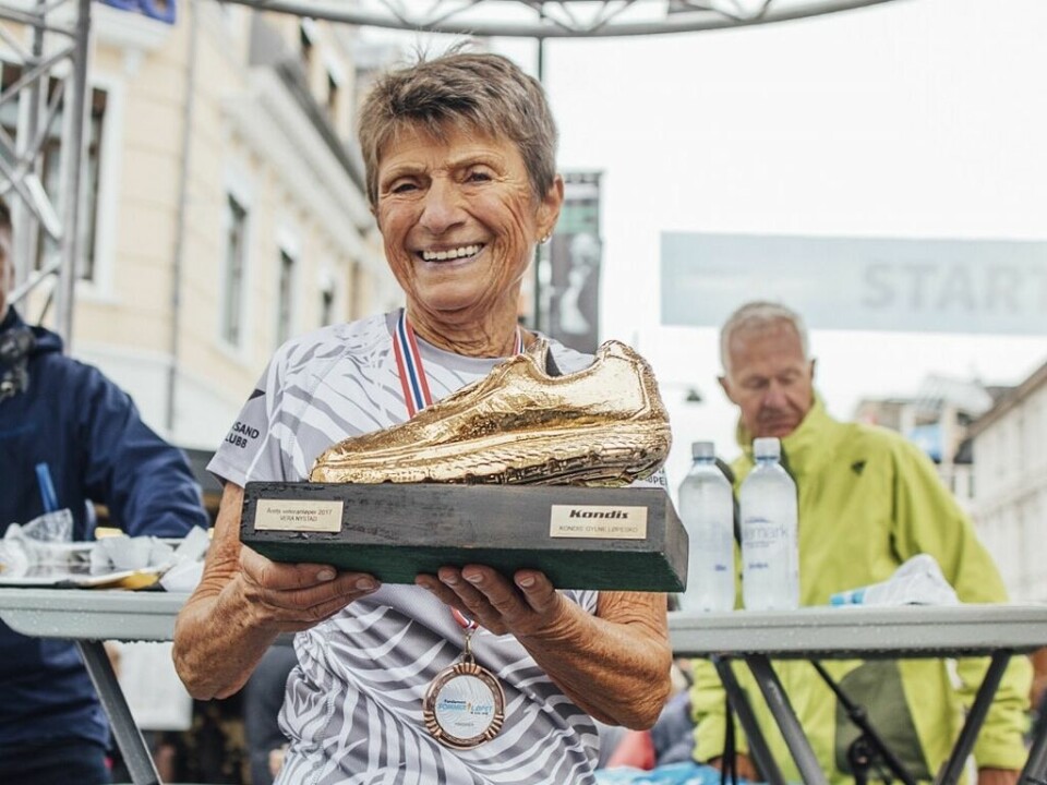 Vera Nystad var beste kvinnelige norske maratonløper - omregnet etter veterantabellene - for sjette år på rad. Bildet viser Vera med Gullskoen som Årets veteranløper 2017, utdelt på Sommerløpet i Kristiansand i fjor. (Foto: Torleiv Klungland) Vera Nystad var beste kvinnelige norske maratonløper - omregnet etter veterantabellene - for sjette år på rad. Bildet viser Vera med Gullskoen som Årets veteranløper 2017, utdelt på Sommerløpet i Kristiansand i fjor. (Foto: Torleiv Klungland)