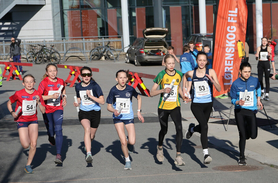 Starten for jentenes ungdomsstafett har gått på en solfylt, men kjølig kveld på Lørenskog. (Foto: Runar Gilberg) Starten for jentenes ungdomsstafett har gått på en solfylt, men kjølig kveld på Lørenskog. (Foto: Runar Gilberg)