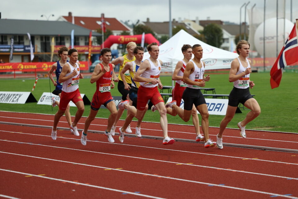 Forhåndsfavorittene greit videre på 800 m for menn 800mfors¢k1-m-f¢rste-hest-samlet.jpg