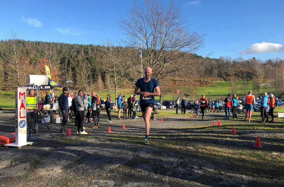 Vinneren Bjørn Egeberg går uanfektet i mål til klar seier (Foto: Lommedalen Rundt) Vinneren Bjørn Egeberg går uanfektet i mål til klar seier (Foto: Lommedalen Rundt)