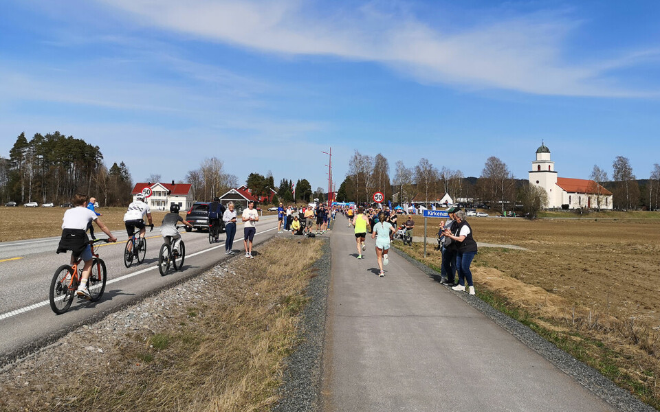 Therese Johaug og Linus Rosdal vant Grue Halvmaraton johaug-paa-kirkenaer.jpg