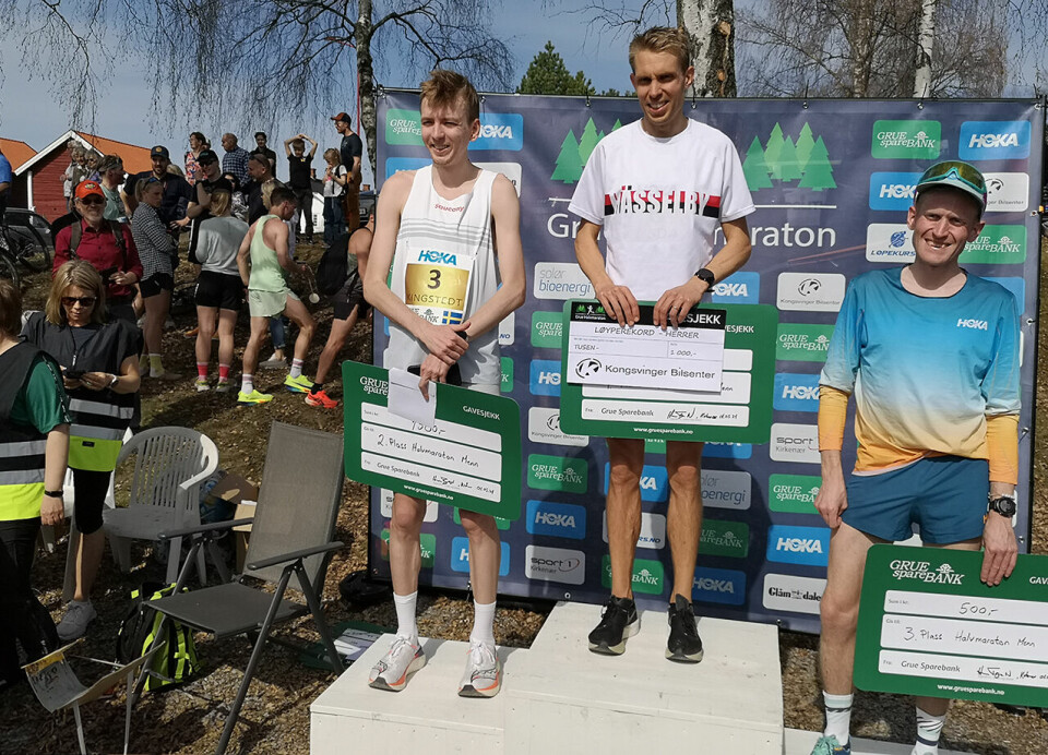 Therese Johaug og Linus Rosdal vant Grue Halvmaraton premiepall-menn.jpg