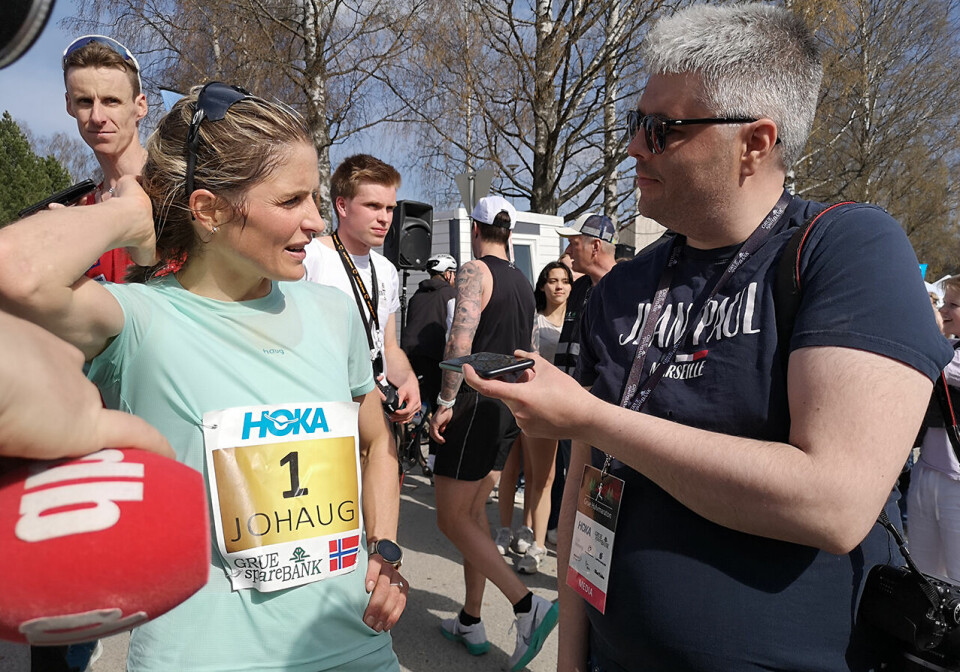 Therese Johaug og Linus Rosdal vant Grue Halvmaraton johaug-snakker-med-pressen.jpg