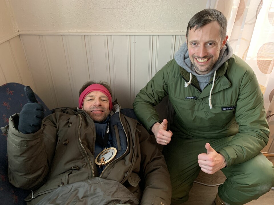 Harald Bjerke godt pakket inn i tepper, her sammen med Christian Randholm som supporterte vinneren hele døgnet. (Foto: Olav Engen) Harald Bjerke godt pakket inn i tepper, her sammen med Christian Randholm som supporterte vinneren hele døgnet. (Foto: Olav Engen)