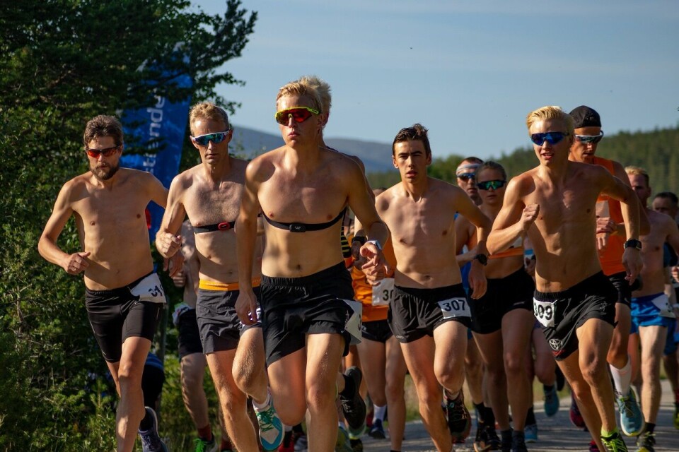 Rett etter starten med vinneren Martin Øyen Tøraasen i teten fra første meter. (Foto: Åshild Sveen Gussgard) Rett etter starten med vinneren Martin Øyen Tøraasen i teten fra første meter. (Foto: Åshild Sveen Gussgard)