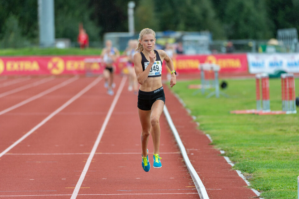 UM 2020: Malin Hoelsveen suveren i J15, Leona Andersen Vedvik vant J16 på 800 meter J15_800m_Heat3_Malin Hoelsveen (349)_DSC9879.jpg