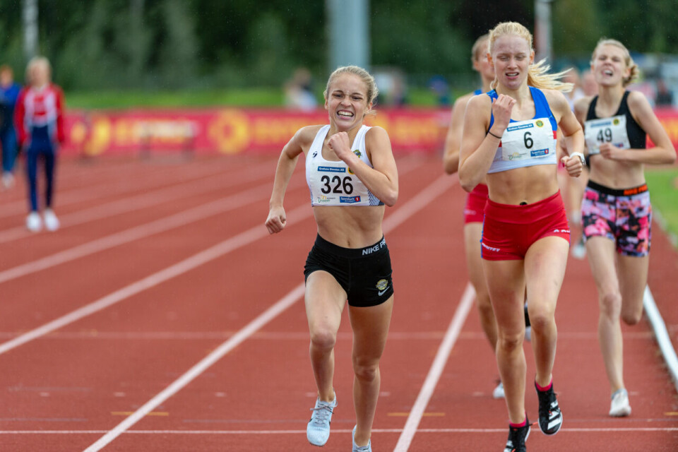 UM 2020: Malin Hoelsveen suveren i J15, Leona Andersen Vedvik vant J16 på 800 meter J15_800m_Heat3_Spurt_DSC9894.jpg