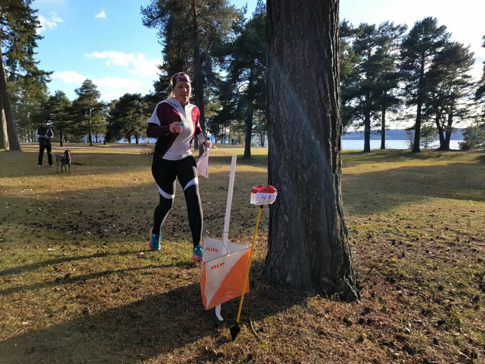 Hege Solerød mot siste post på det tidligere campingområdet på Hamar. (Foto: Stein Arne Negård) Hege Solerød mot siste post på det tidligere campingområdet på Hamar. (Foto: Stein Arne Negård)