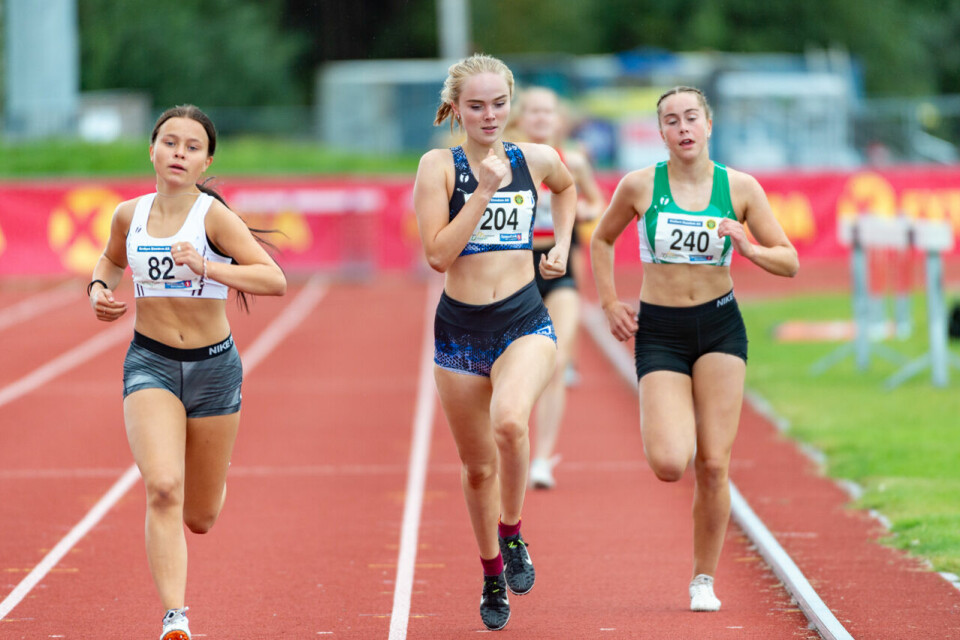 UM 2020: Malin Hoelsveen suveren i J15, Leona Andersen Vedvik vant J16 på 800 meter J15_800m_Heat1_mål_DSC9849.jpg
