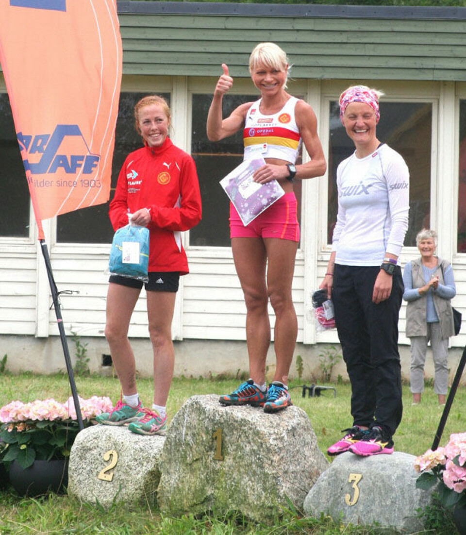 May Britt Buer med løyperekord i Rosendal Nuten Opp Tre_beste_jenter.jpg
