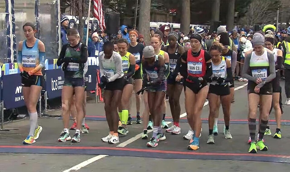 Damene klare for start i kulda i New York søndag morgen. (Skjermdump fra New York Road Runners på Youtube) null