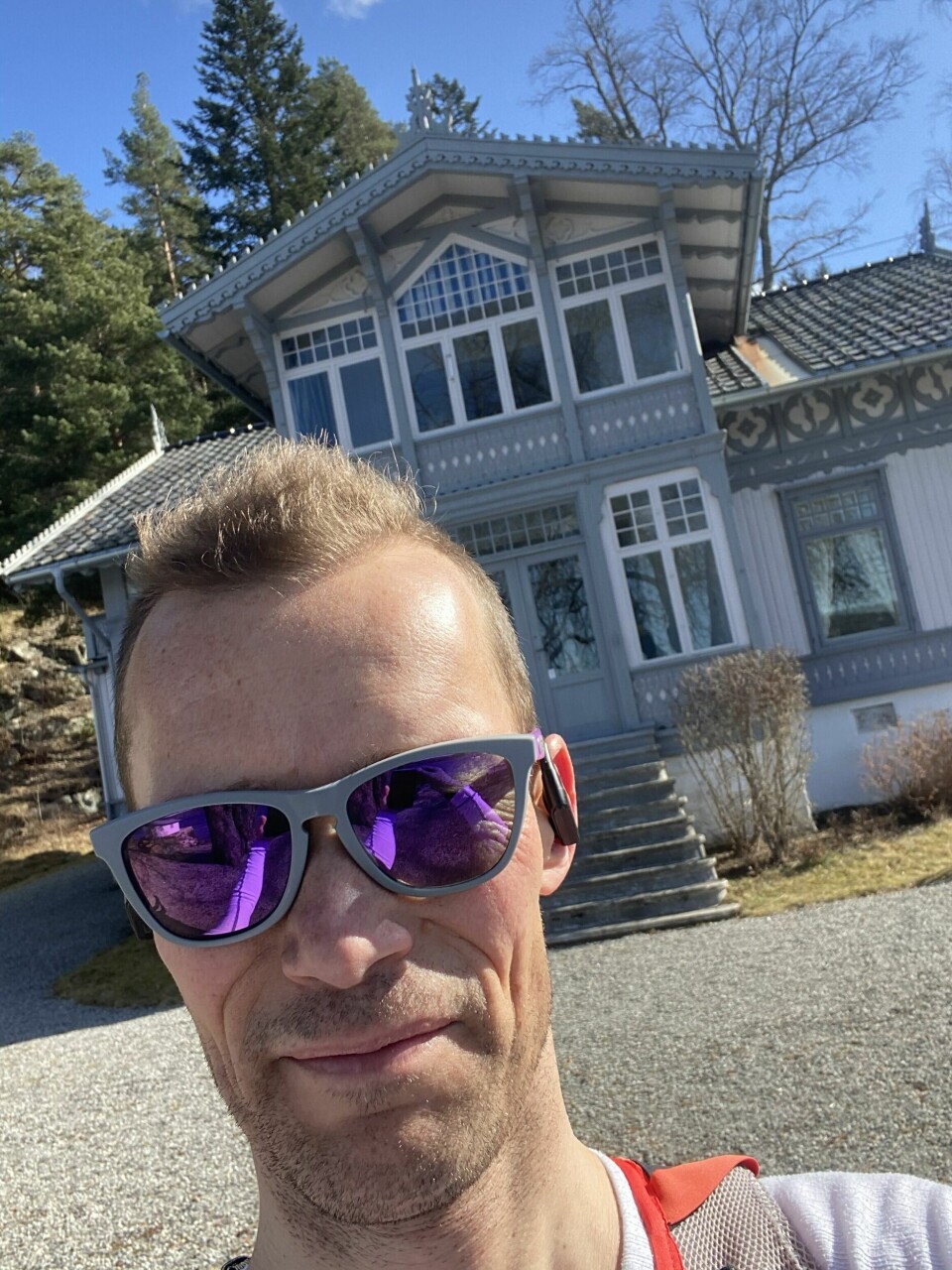15 deltok på Kondis virtuelle maraton- og ultraløp siste uken i mars Even_Nedberg_ved_Roald_Amundsens_hjem_ved _Svartskog.jpg