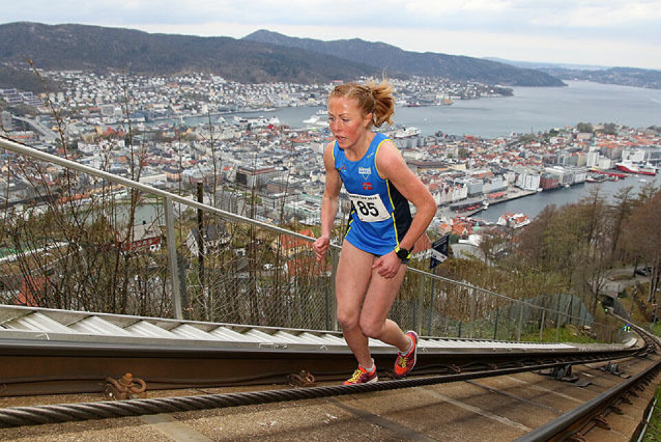 Eli Anne Dvergsdal på vei opp i skinnegangen til Fløibanen, mot en seier i dette første løpet i Fløibanen Opp. Eli Anne Dvergsdal på vei opp i skinnegangen til Fløibanen, mot en seier i dette første løpet i Fløibanen Opp.