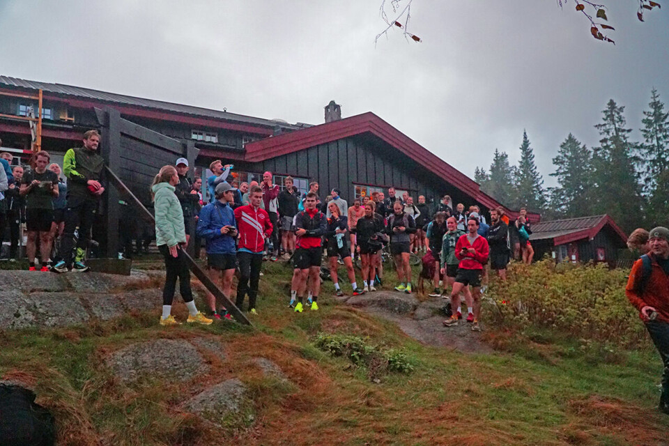En god gjeng med både løpere og tilskuere utenfor Skjennungstua etter motbakkeløept Skjennungstua Open. (Foto: Arrangøren) En god gjeng med både løpere og tilskuere utenfor Skjennungstua etter motbakkeløept Skjennungstua Open. (Foto: Arrangøren)