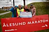 Ålesundløpene arrangerer Ålesund Maraton. Fra venstre, Helge Fuglseth (arrangør), Per Jan Helset (arrangør), Jan Ketil Vinnes (deltaker) og Angelique Helset (arrangør). Det ser ut som Jan Ketil allerede har hånd om sjekken, men det skal løpes først.Foto: Jarle Mordal, Smp