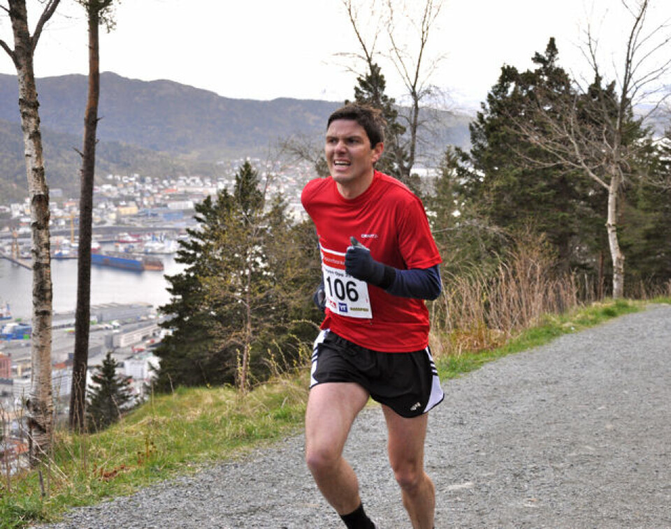 Johan Bugge med vinger opp Fløyen
