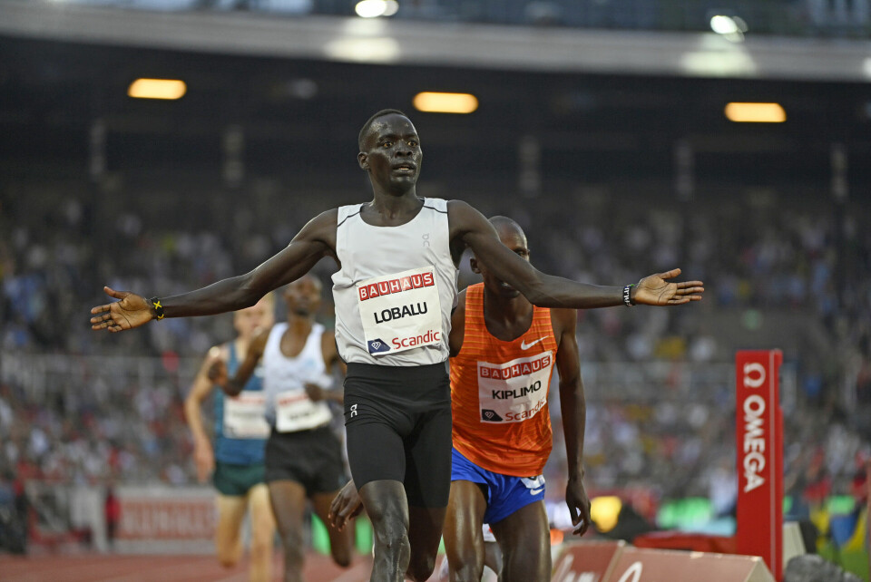 Overraskende vinner: Det var både varmt og blåste en del på Stockholm Stadion onsdag kveld. Favoritten Jacob Kiplimo ledet inn på oppløpet, men måtte gi tapt på de siste meterne for Domnic Lobalu. (Foto: Diamond League AG) Overraskende vinner: Det var både varmt og blåste en del på Stockholm Stadion onsdag kveld. Favoritten Jacob Kiplimo ledet inn på oppløpet, men måtte gi tapt på de siste meterne for Domnic Lobalu. (Foto: Diamond League AG)