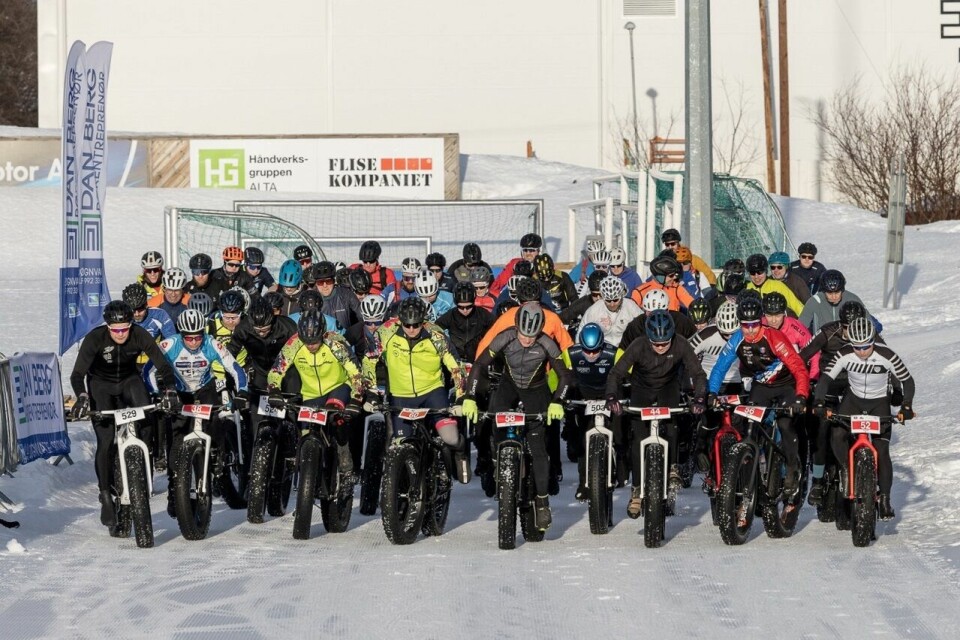 77 vinterkledde syklister legger ut på 46 km i Alta Fatbikerace på andre dag av helgas festival. (Foto: Lars Abrahamsen/Arctic Alta) 77 vinterkledde syklister legger ut på 46 km i Alta Fatbikerace på andre dag av helgas festival. (Foto fra Arctic Altas facebookside)