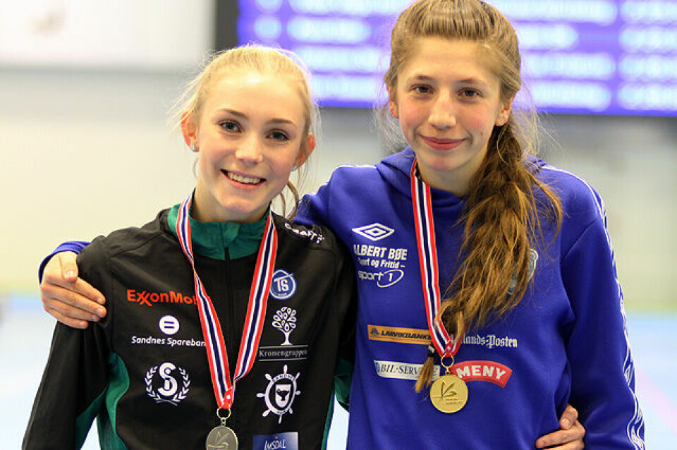 Josefine T Eriksen foran Camilla Ziesler på 800 m i klasse j-15 år i UM IMG_1486_fix_640