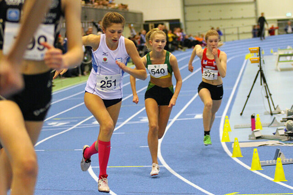 Josefine T Eriksen foran Camilla Ziesler på 800 m i klasse j-15 år i UM IMG_0632_fix_640.jpg
