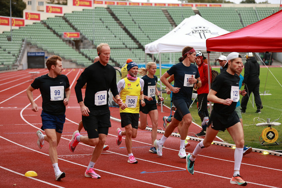 Hele lørdagen startet det puljer med løpere på Bislett Stadion. Denne gruppen har mål om å komme seg gjennom 10 km mellom 35 og 40 minutter. (Alle foto: Sylvain cavatz/ joytech) Hele lørdagen startet det puljer med løpere på Bislett Stadion. Denne gruppen har mål om å komme seg gjennom 10 km mellom 35 og 40 minutter. (Alle foto: Sylvain cavatz/ joytech)