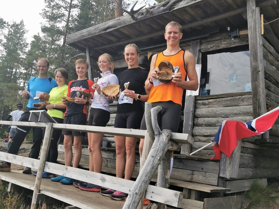 Det klassiske bildet av de årlige klassevinnerne på Dronningens utsikt (fra v): Svein Tore Narvestad, Hanne Narvestad (begge Eidskog o-lag), Martin Holtet (KIL), Dorthe Lillebekk (Magor UL), Christine Nystuen og Jarle Marvik (begge KIL) (Foto: Tor Solbergseter) Det klassiske bildet av de årlige klassevinnerne på Dronningens utsikt (fra v): Svein Tore Narvestad, Hanne Narvestad (begge Eidskog o-lag), Martin Holtet (KIL), Dorthe Lillebekk (Magor UL), Christine Nystuen og Jarle Marvik (begge KIL) (Foto: Tor Solbergseter)