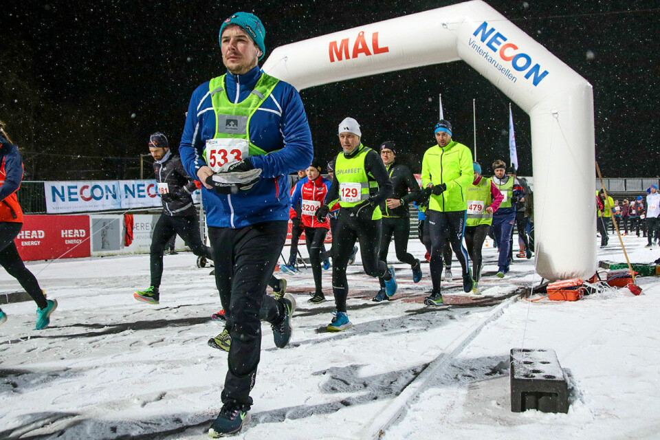 Paul Rabben tar på seg hanskene og legger i vei ut i den vinterlige løypen. (Alle foto: Arne Dag Myking) Paul Rabben tar på seg hanskene og legger i vei ut i den vinterlige løypen. (Alle foto: Arne Dag Myking)