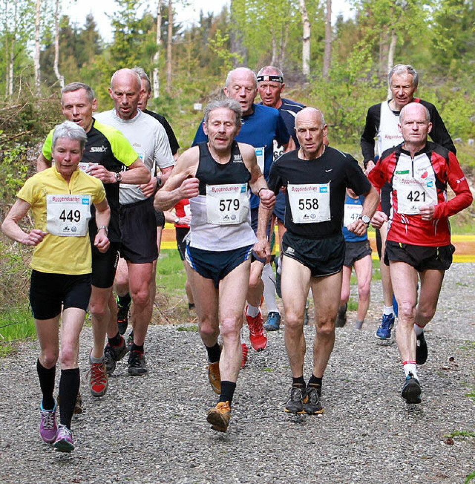 Starten for de virkelige veteranene, menn over 65 og kvinner over 60 gikk kl. 09.00. Anne-Grete Haugen (nr. 449) holder her følge med mannfolka, og ble den eneste av disse som kom inn på topp 30-lista omregnet etter alder, men da også så bra som på 3. plass. Vi ser også artikkelforfetteren Ole-Peter Bergaust bak til høyre på bildet. (Foto: Kjell Vigestad) Starten for de virkelige veteranene, menn over 65 og kvinner over 60 gikk kl. 09.00. Anne-Grete Haugen (nr. 449) holder her følge med mannfolka, og ble den eneste av disse som kom inn på topp 30-lista omregnet etter alder, men da også så bra som på 3. plass. Vi ser også artikkelforfetteren Ole-Peter Bergaust bak til høyre på bildet. (Foto: Kjell Vigestad)